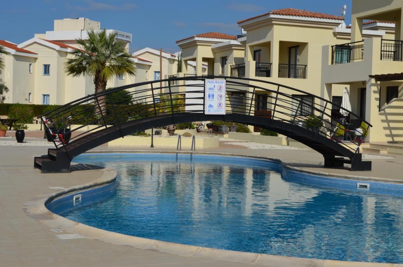 Faros Beach Apartment A102 Paphos Bagian luar foto